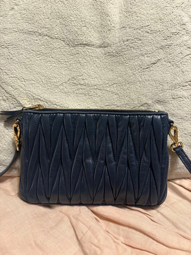 【最終値引き】miu miu マトラッセ（ネイビー）