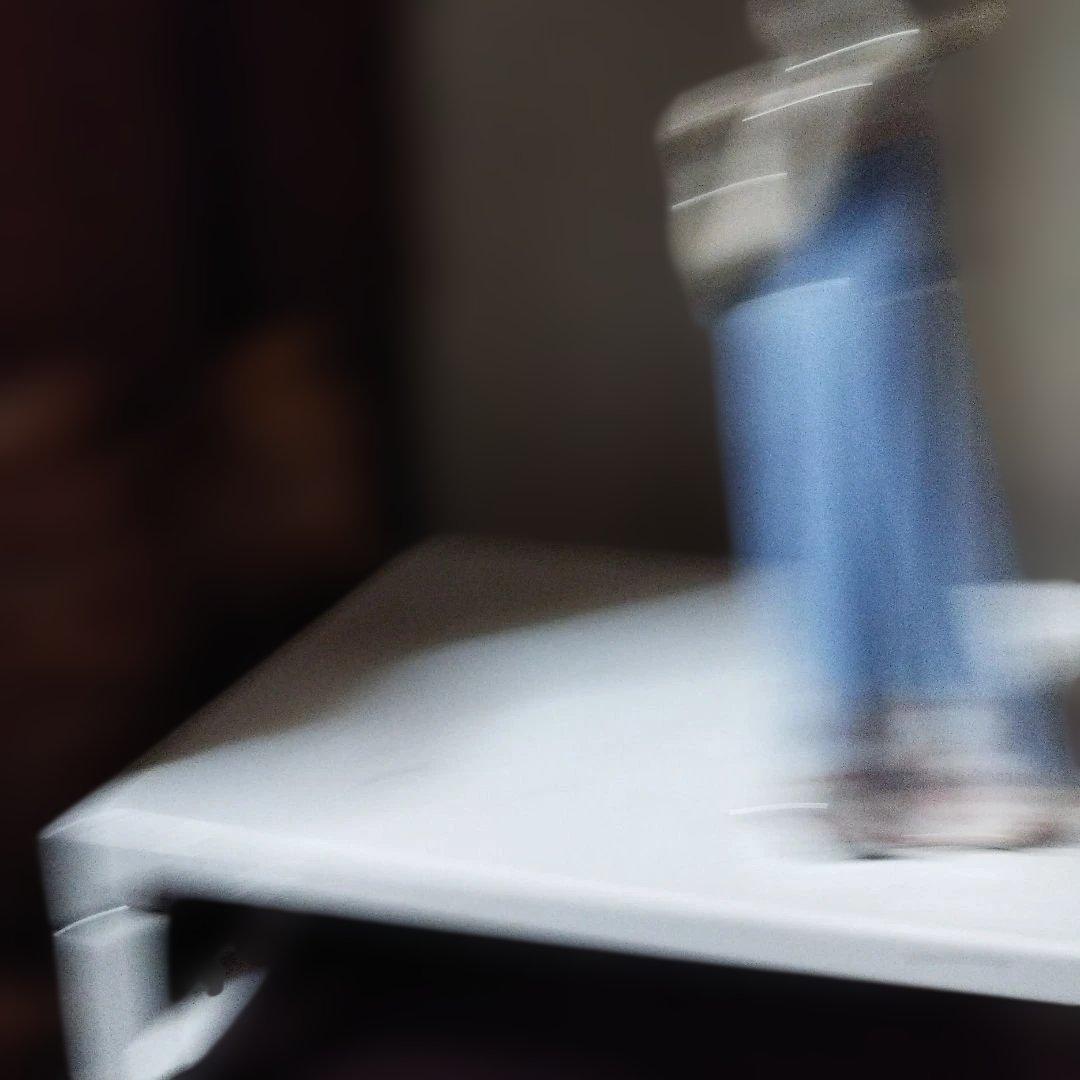 少女の陶器フィギュア 青いドレス