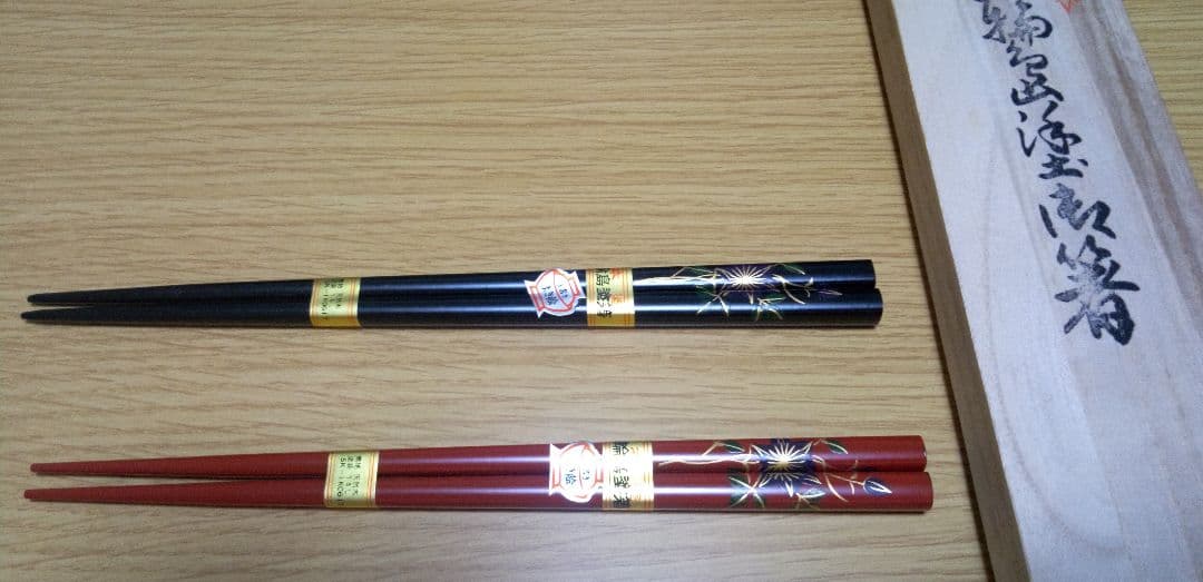 輪島塗の夫婦箸　(漆塗り、手書き蒔絵)