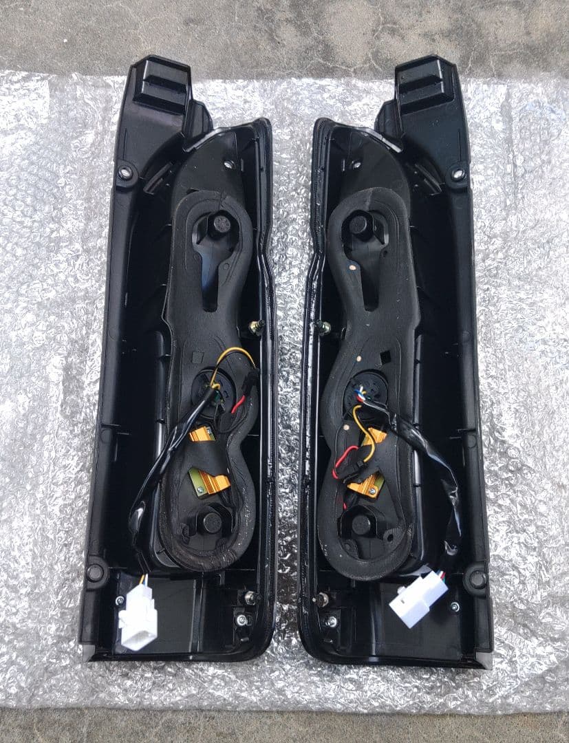 ハイエース　フルLEDスモークテール　ファイバー　シーケンシャル