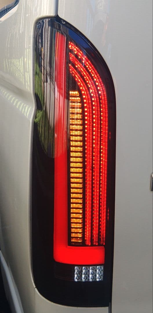 ハイエース　フルLEDスモークテール　ファイバー　シーケンシャル
