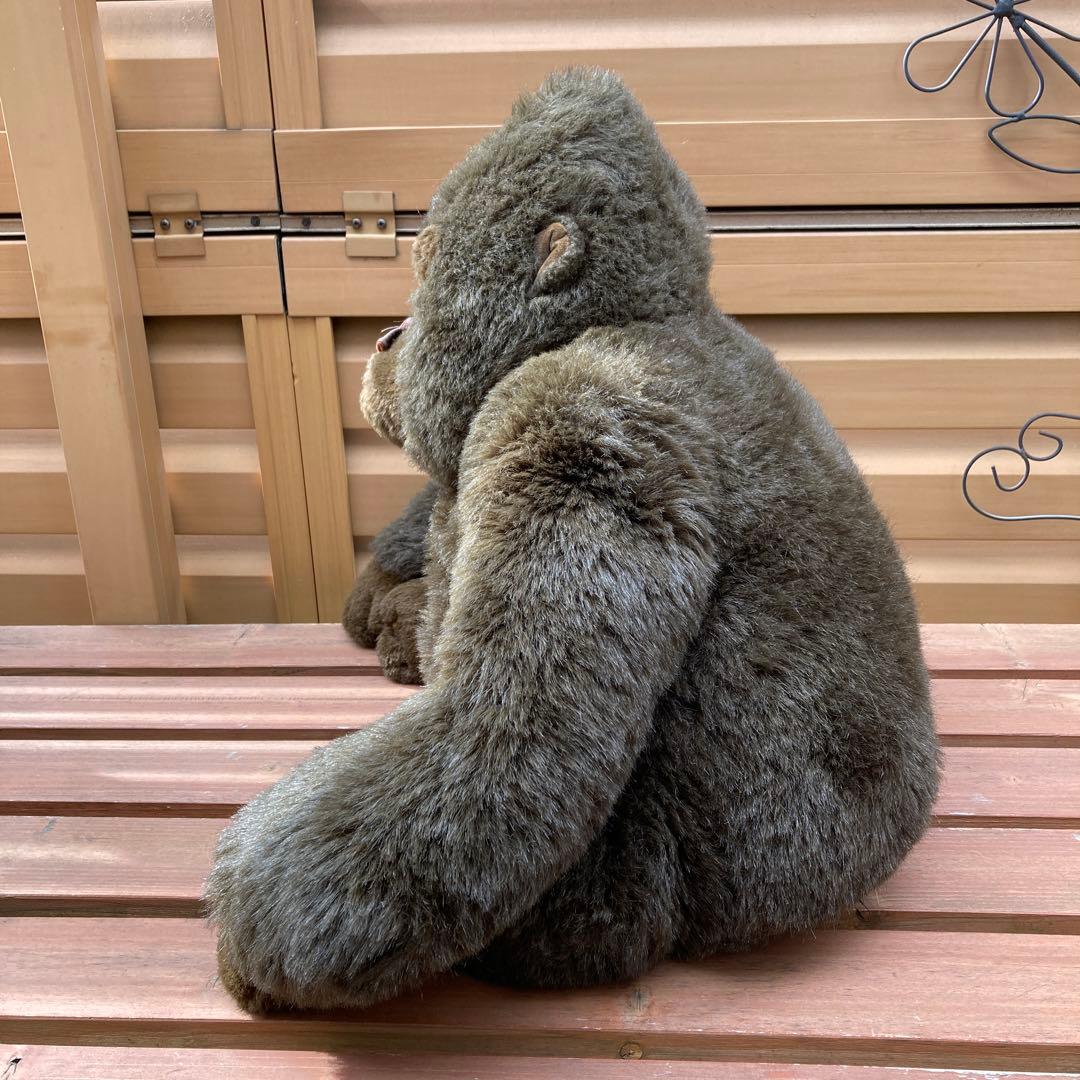 大きなゴリラのぬいぐるみ
