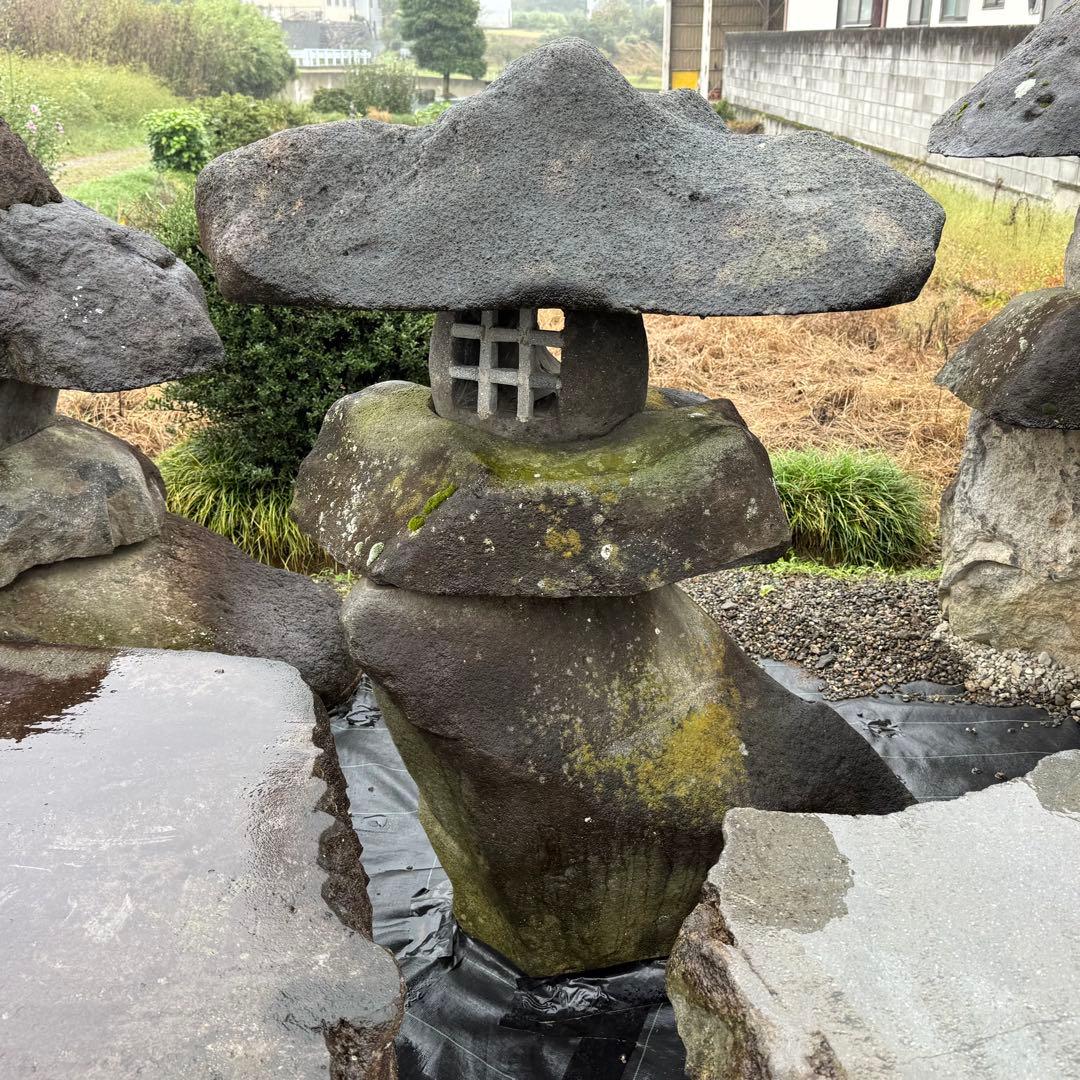 鳥海石の石灯篭