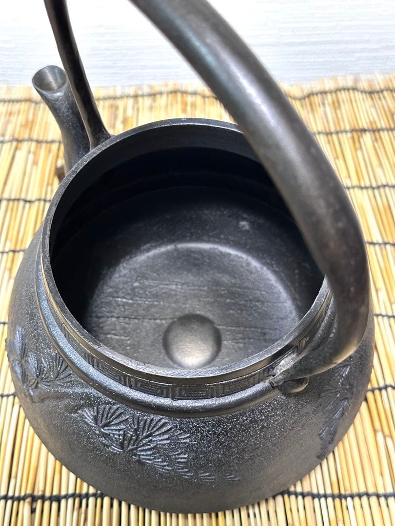 ほぼ未使用品、美品　南部長文堂 コシキ松　南部鉄瓶　南部鉄器　鉄瓶