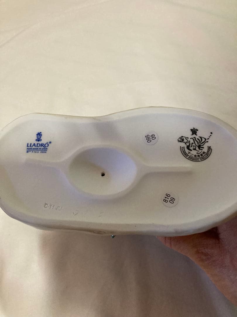 リヤドロ　ホワイトタイガー 陶器　置物