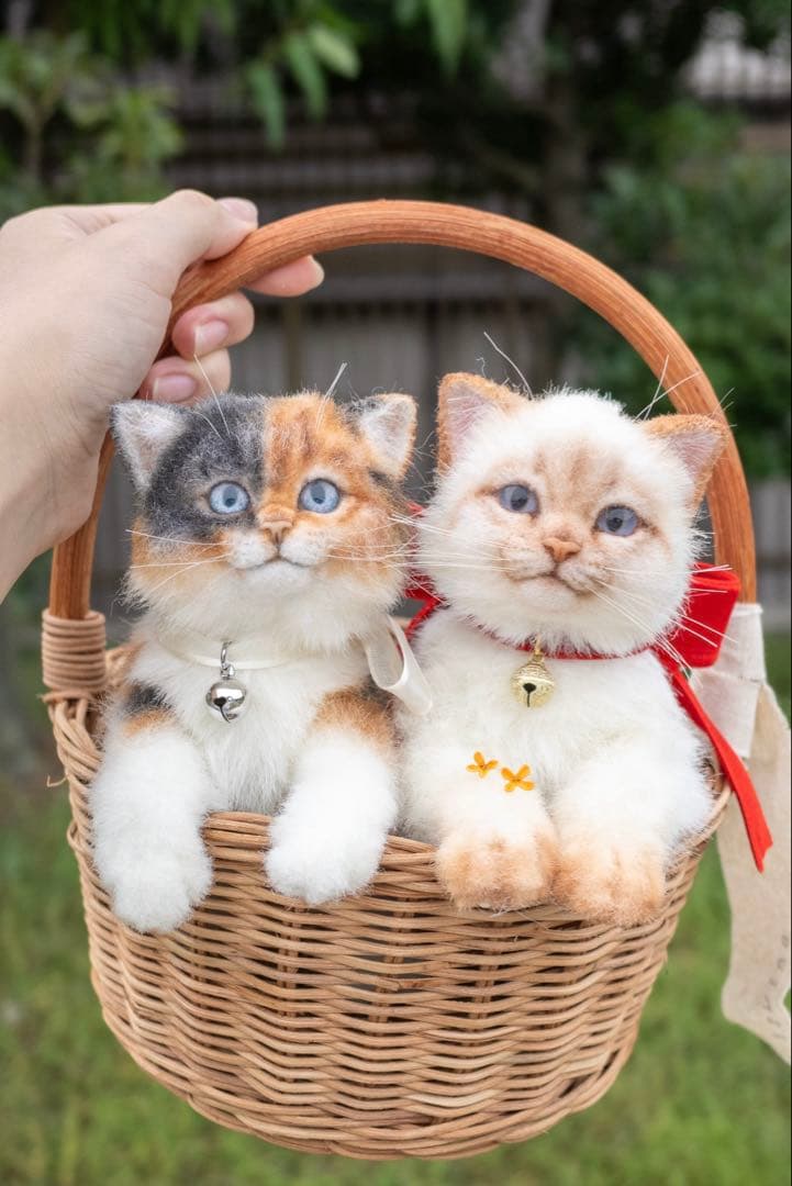 海外作家 猫 三毛猫 子猫ぬいぐるみ アートドール リアル 羊毛フェルト (左)