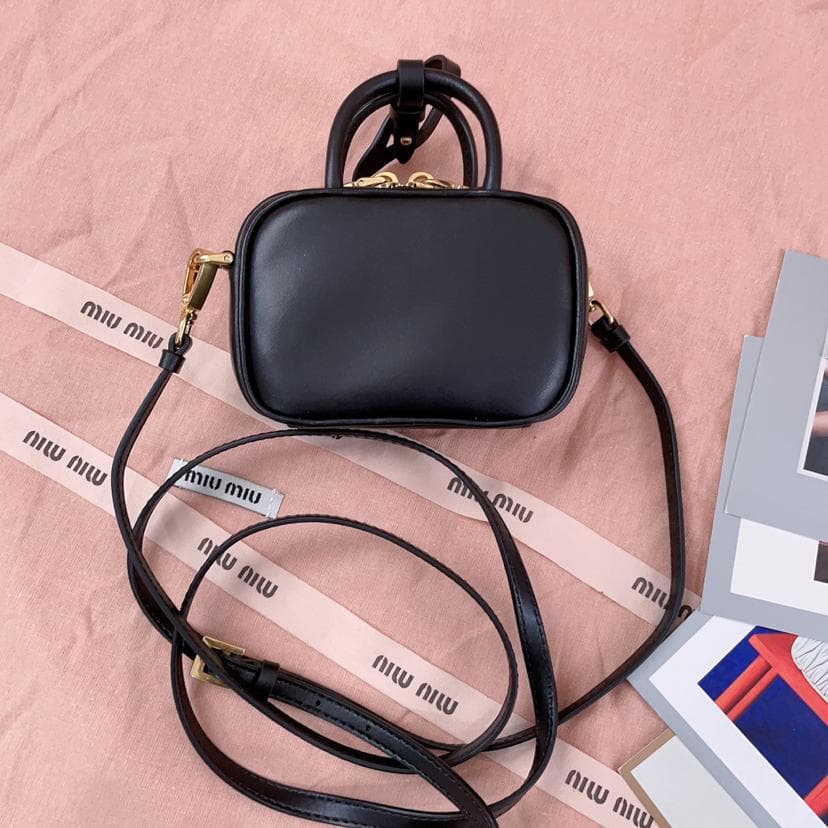 即購入OK！miu miu 黒 レザー ショルダーバッグ