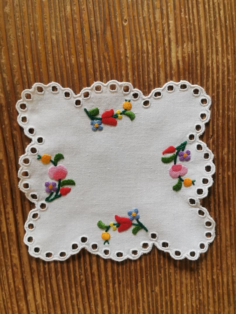 アンティークハンガリー/ カロチャ刺繍 スカラップアイレットドイリー