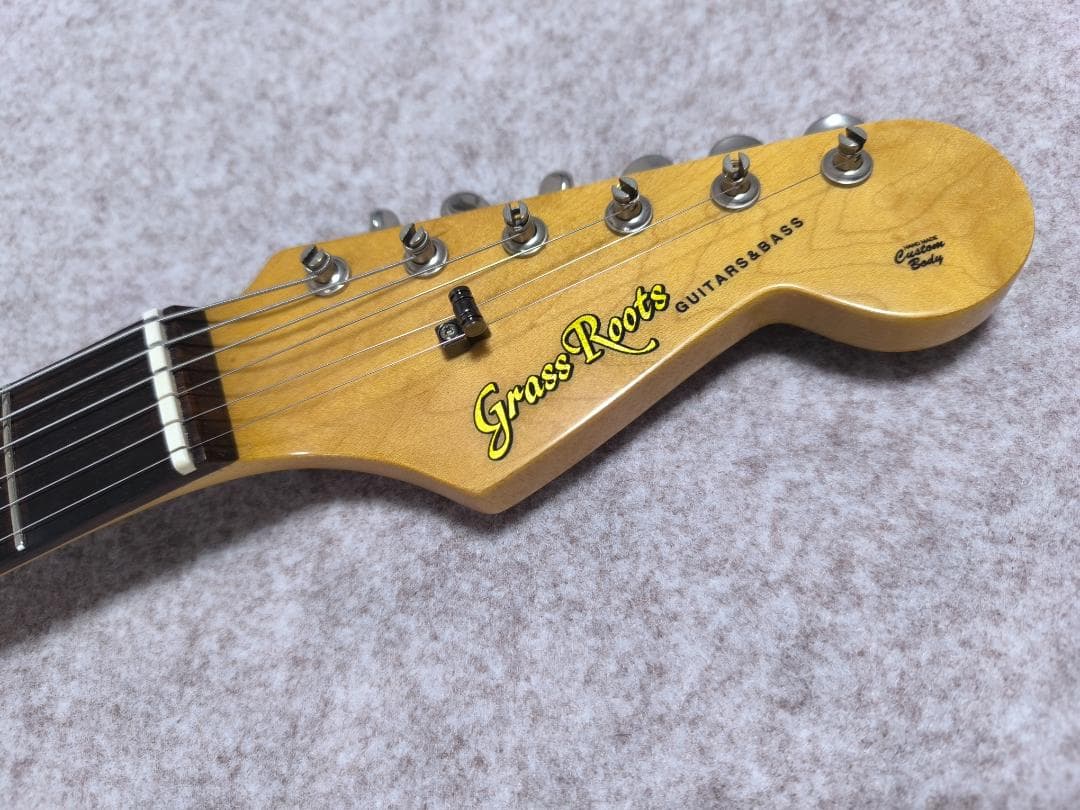 ライト・スキャロップ Grass Rootsストラト新品弦＆ギタースタンド付属