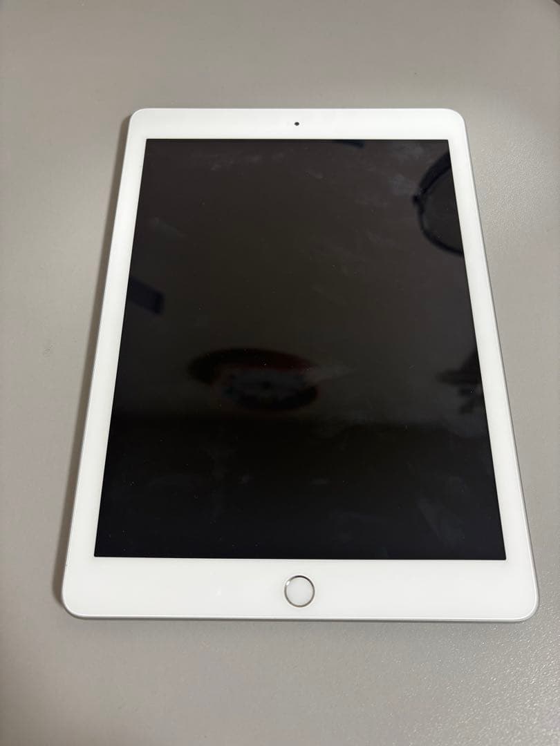 Apple iPad 第6世代　シルバー ケース付き