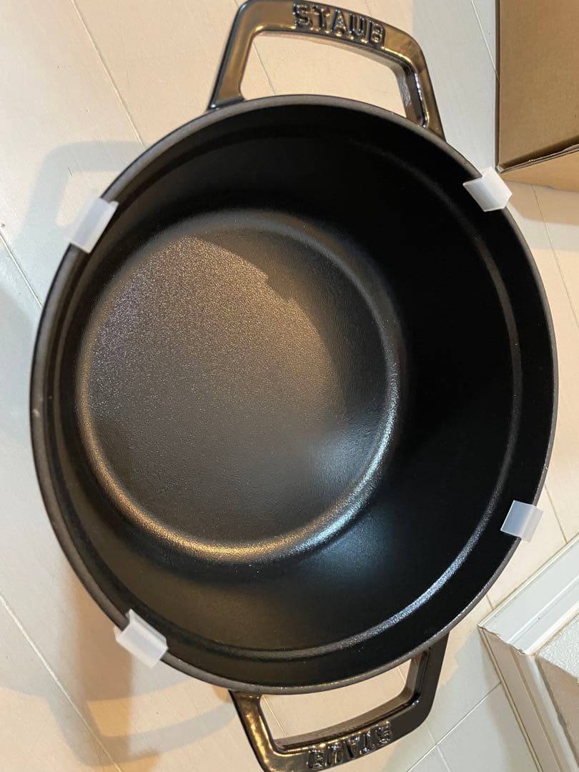 新品　ストウブ　22cm シャイニーブラック