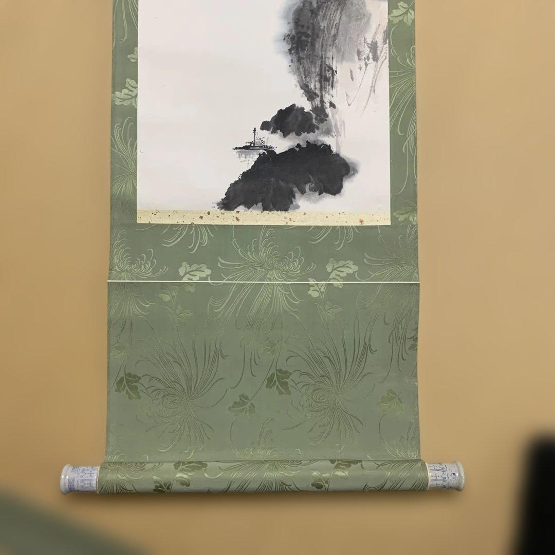 山水画 掛軸 175cm × 37cm 専用箱付き