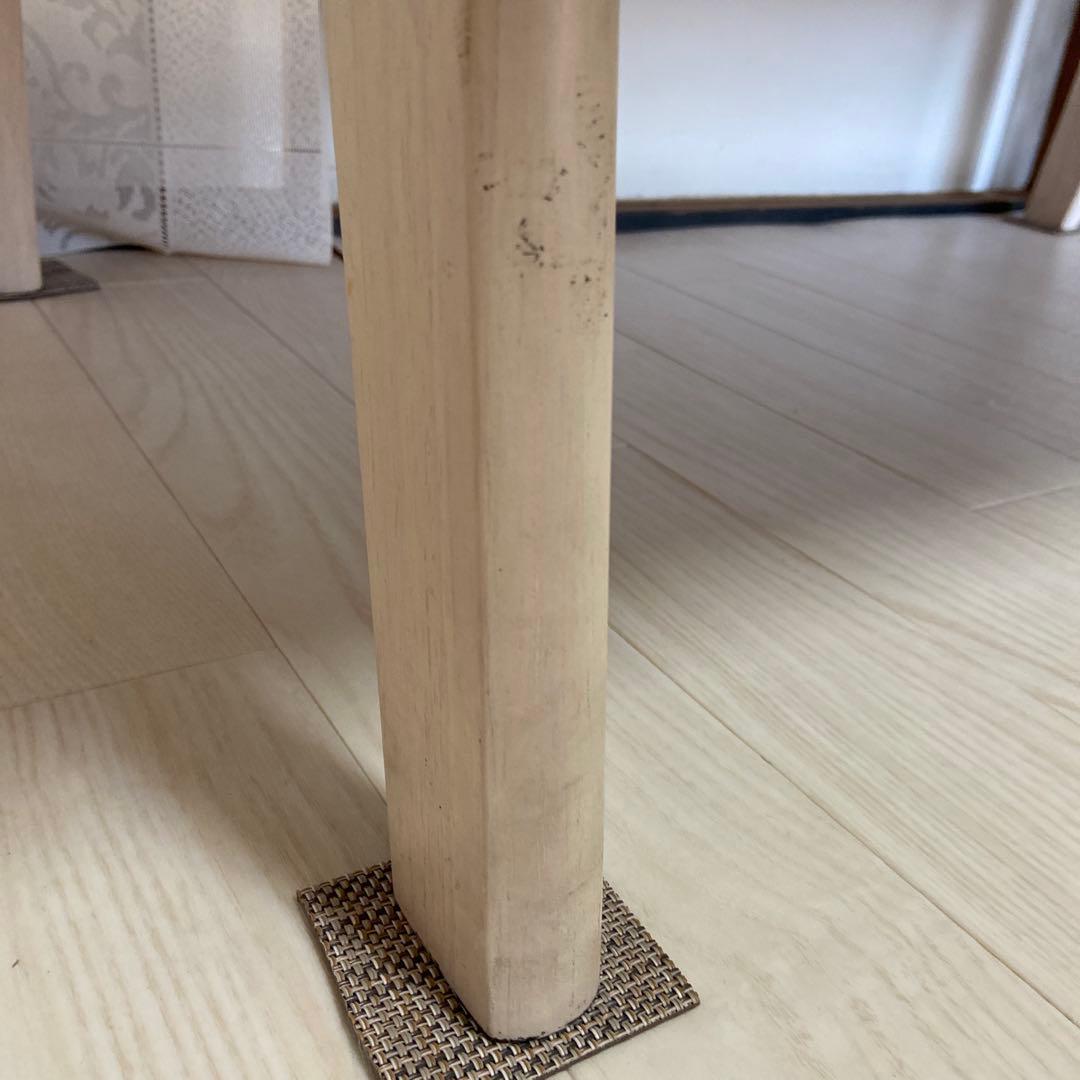 オレンジ色の2人掛けソファ