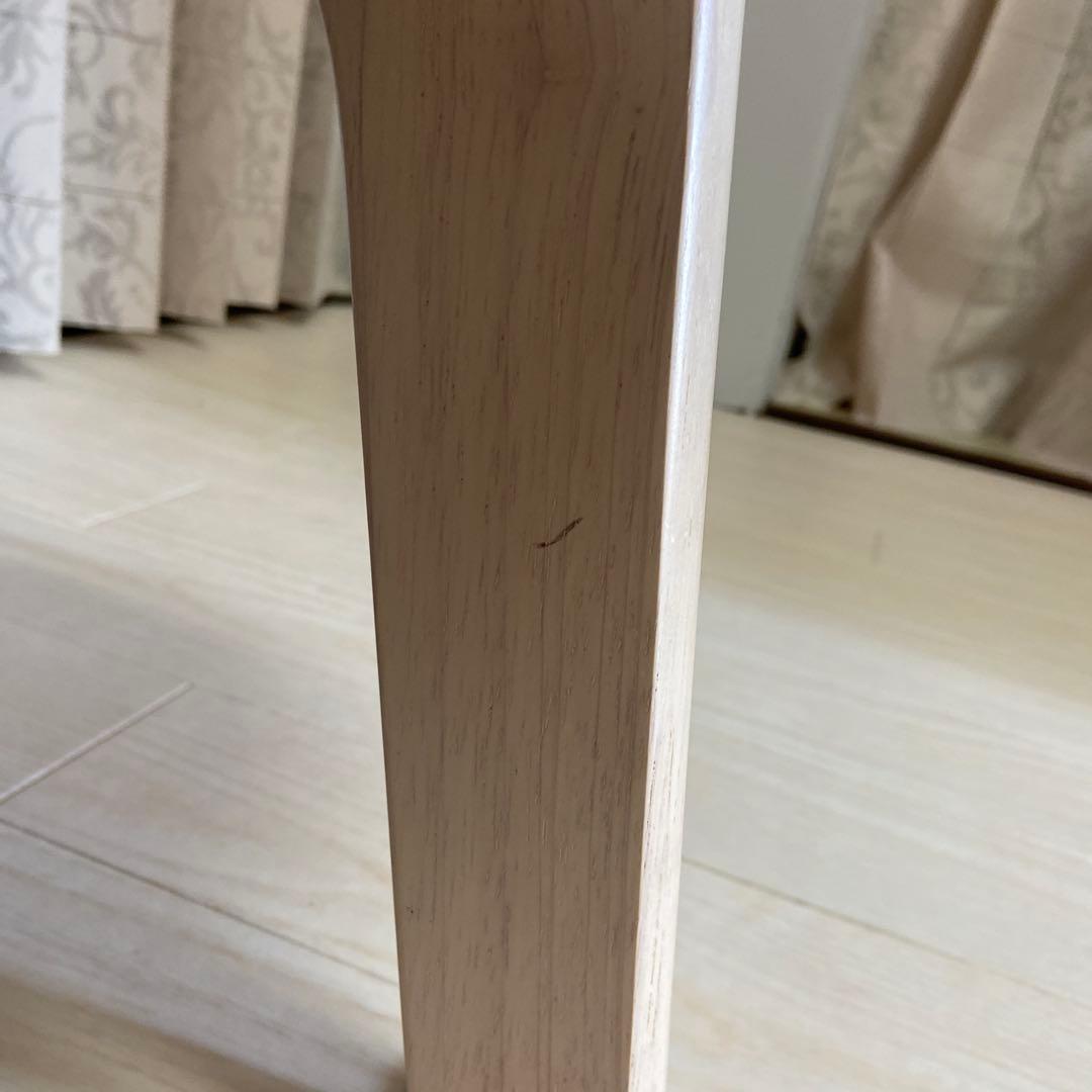 オレンジ色の2人掛けソファ