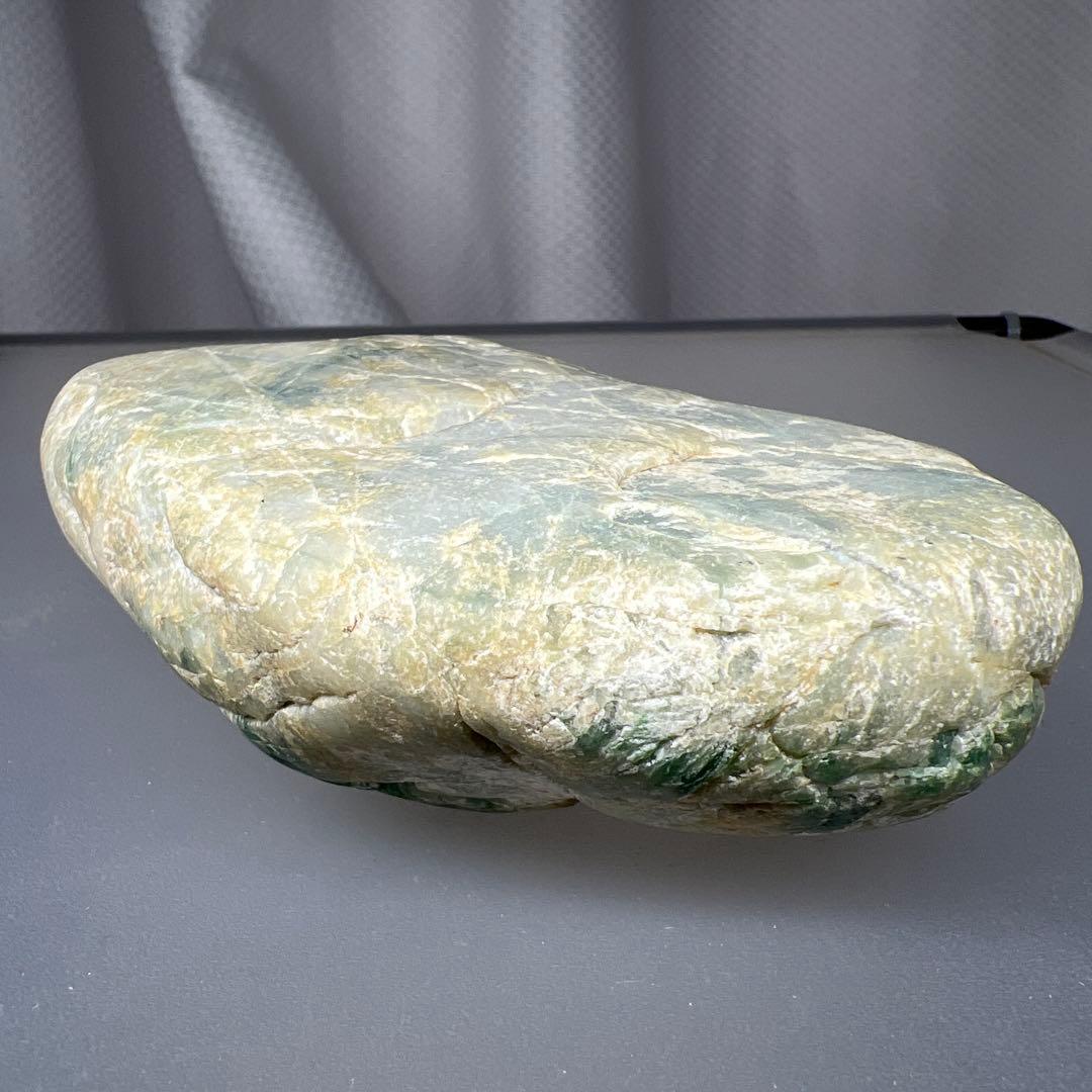 【最終】翡翠原石　糸魚川産643g 鉱物標本