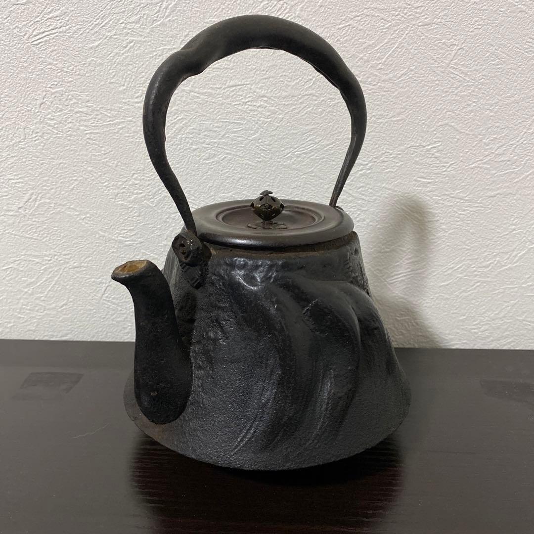 龍文堂造 葛谷高彫富士形 羽付鉄瓶 小振 煎茶道具