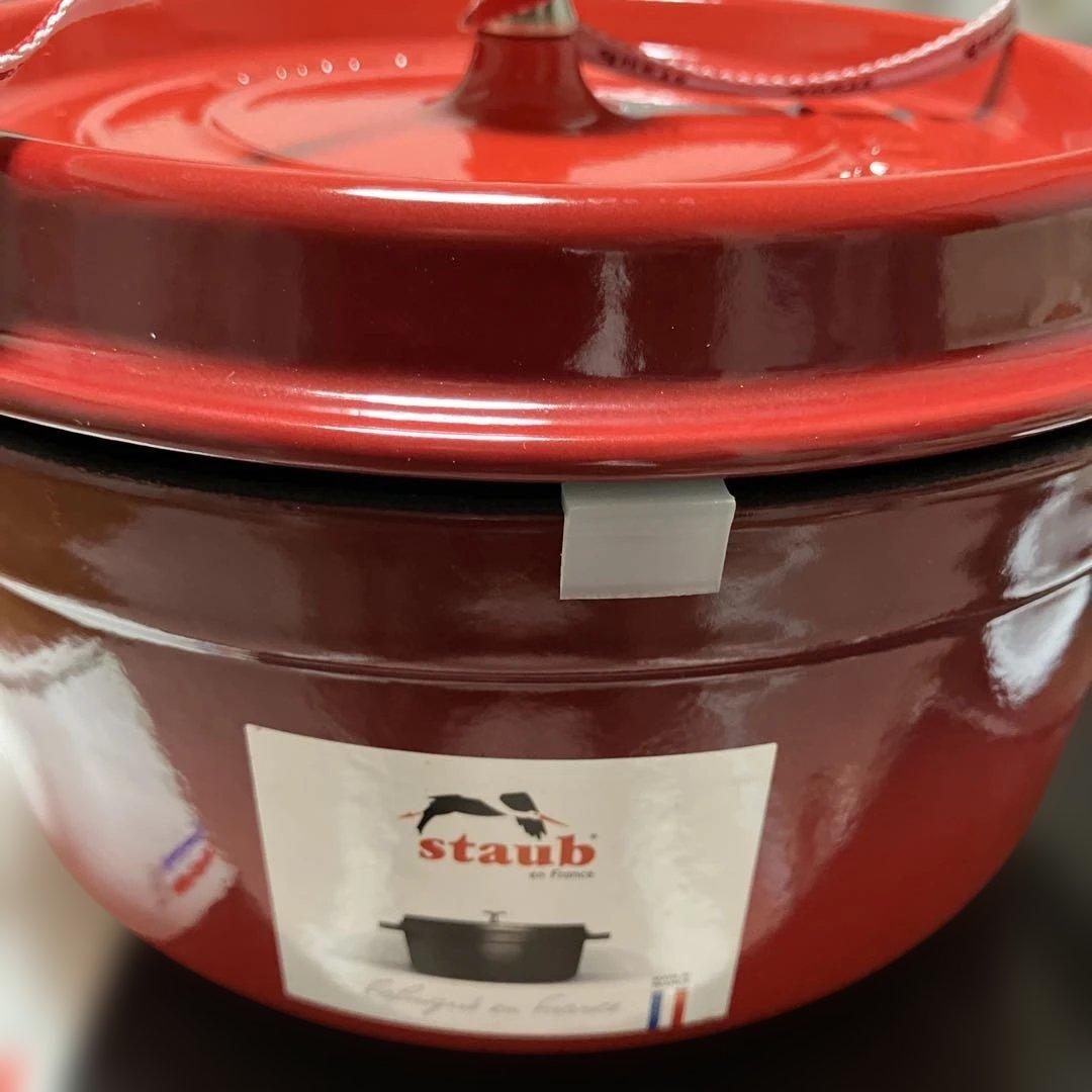 新品未使用　staub 赤い両手鍋 約22cm.2.6Ｌ