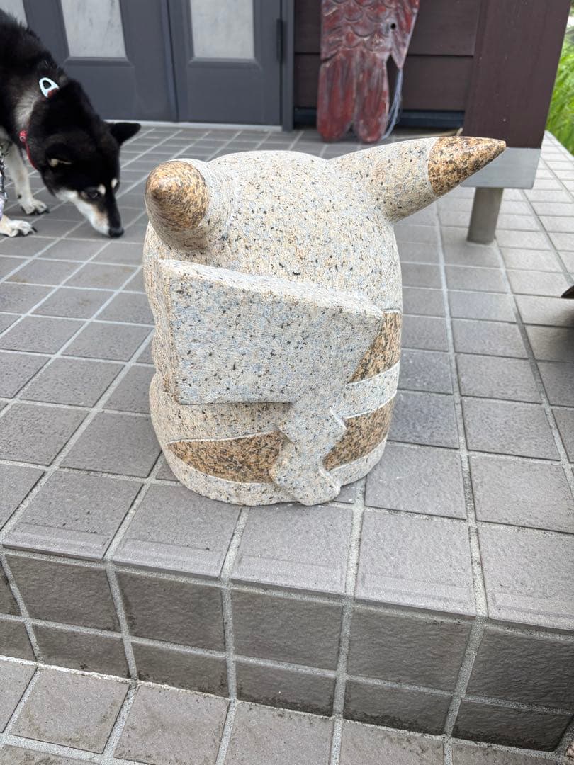 ピカチュウ石像　百ちゃん