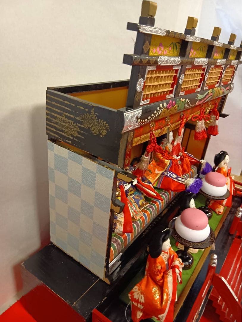 【値下げ】御殿飾りお人形5人と飾り 道具付き