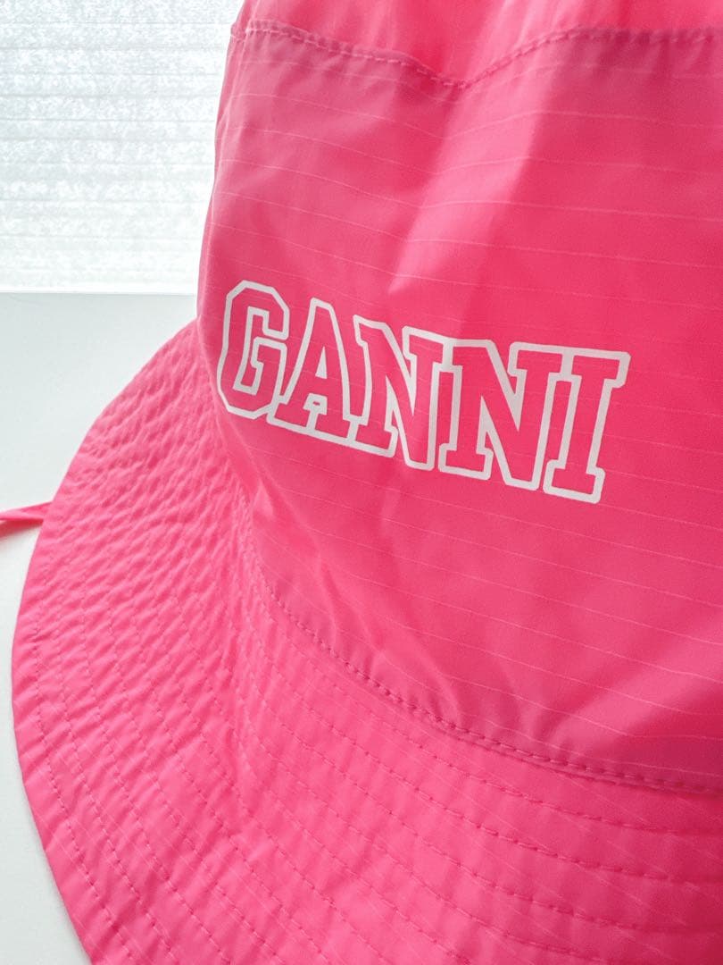 【新品】GANNI ガニー　ロゴ入り ピンク ハット 帽子