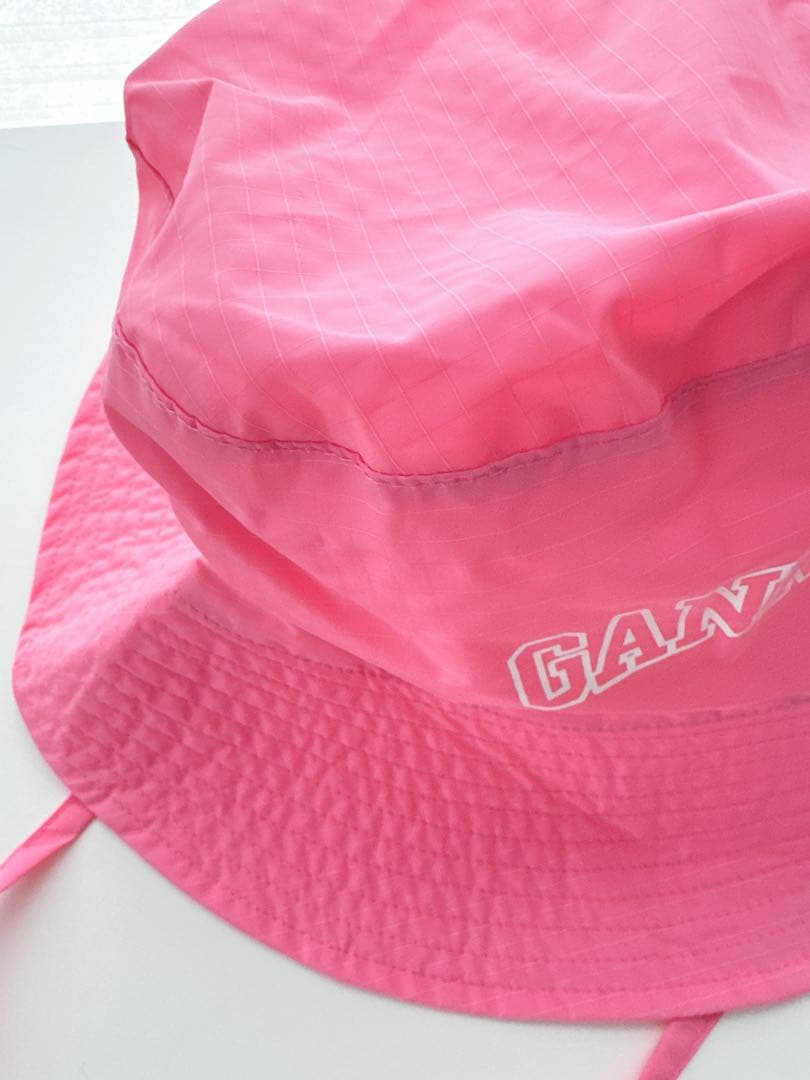 【新品】GANNI ガニー　ロゴ入り ピンク ハット 帽子