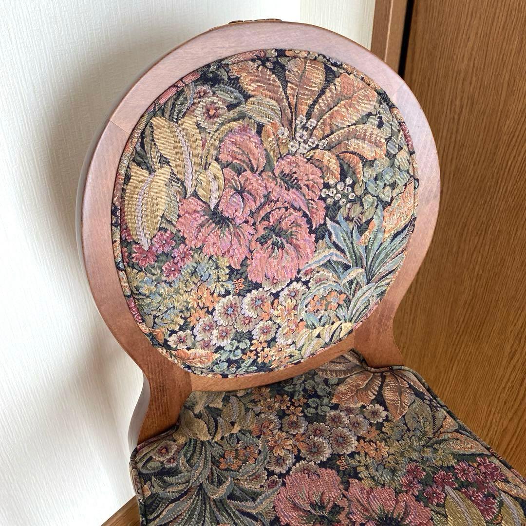 花柄デザインのクラシックチェア