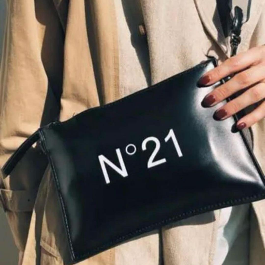 美品　N°21 ブラック フェイクレザー クラッチバッグ　ポーチ