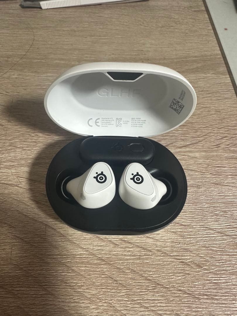 ヘッドホン SteelSeries Arctis GameBuds