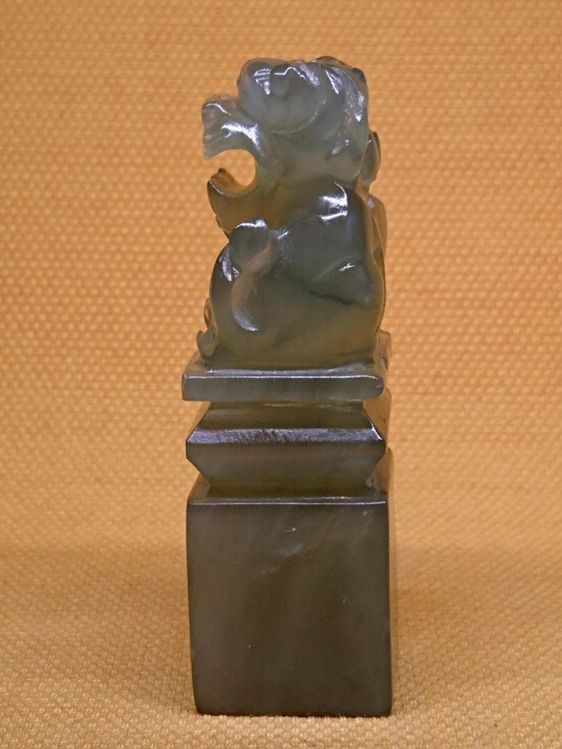 雕刻　獅子　玉石　翡翠　置物　インテリア　工芸品　美術品　A3430