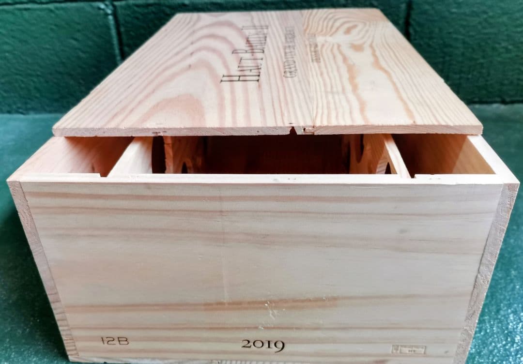 フランスボルドーワイン木箱２、2019’シャトーオーバイイ/セカンド　超レア品
