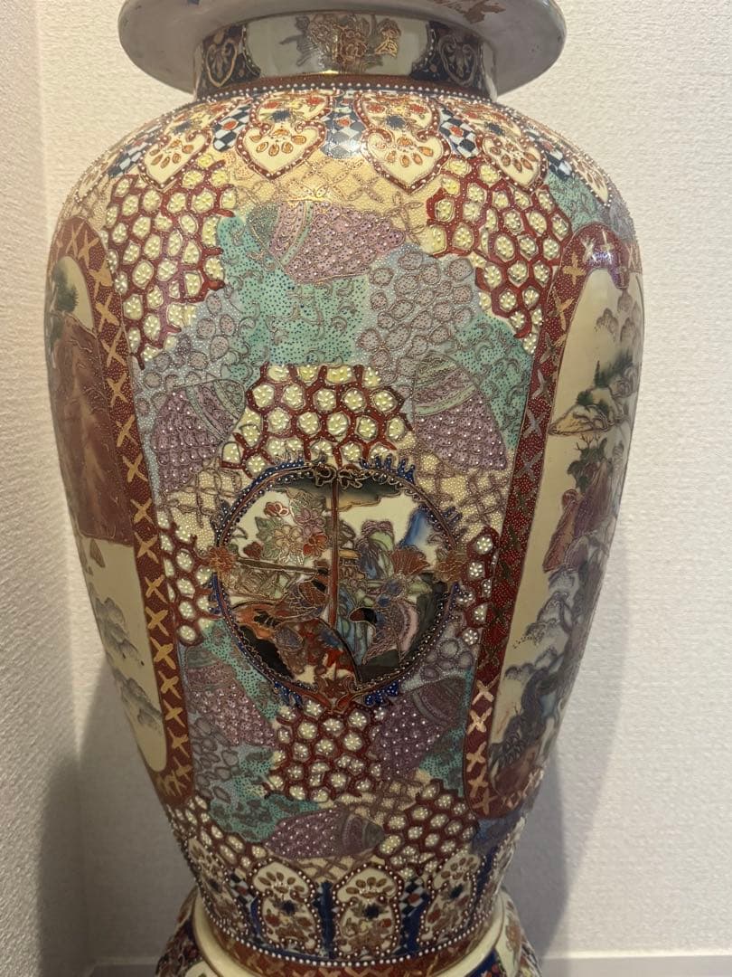 伝統工芸・総手描き古伊万里様式金欄手壺　インテリア装飾用の瓶
