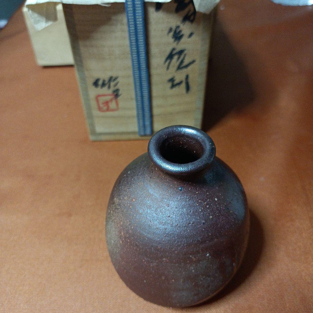 赤褐色の陶器の小壺 木製箱付き