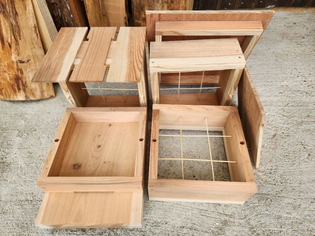 熟練大工作製、柾目板使用で重箱の節抜けの心配なし、日本蜜蜂３段重箱式巣箱
