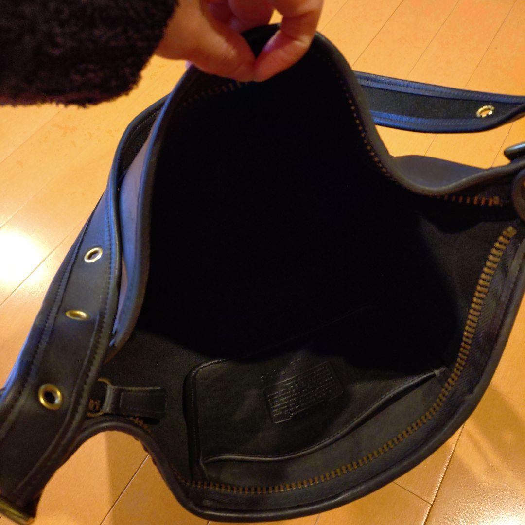 黒いレザーショルダーバッグ