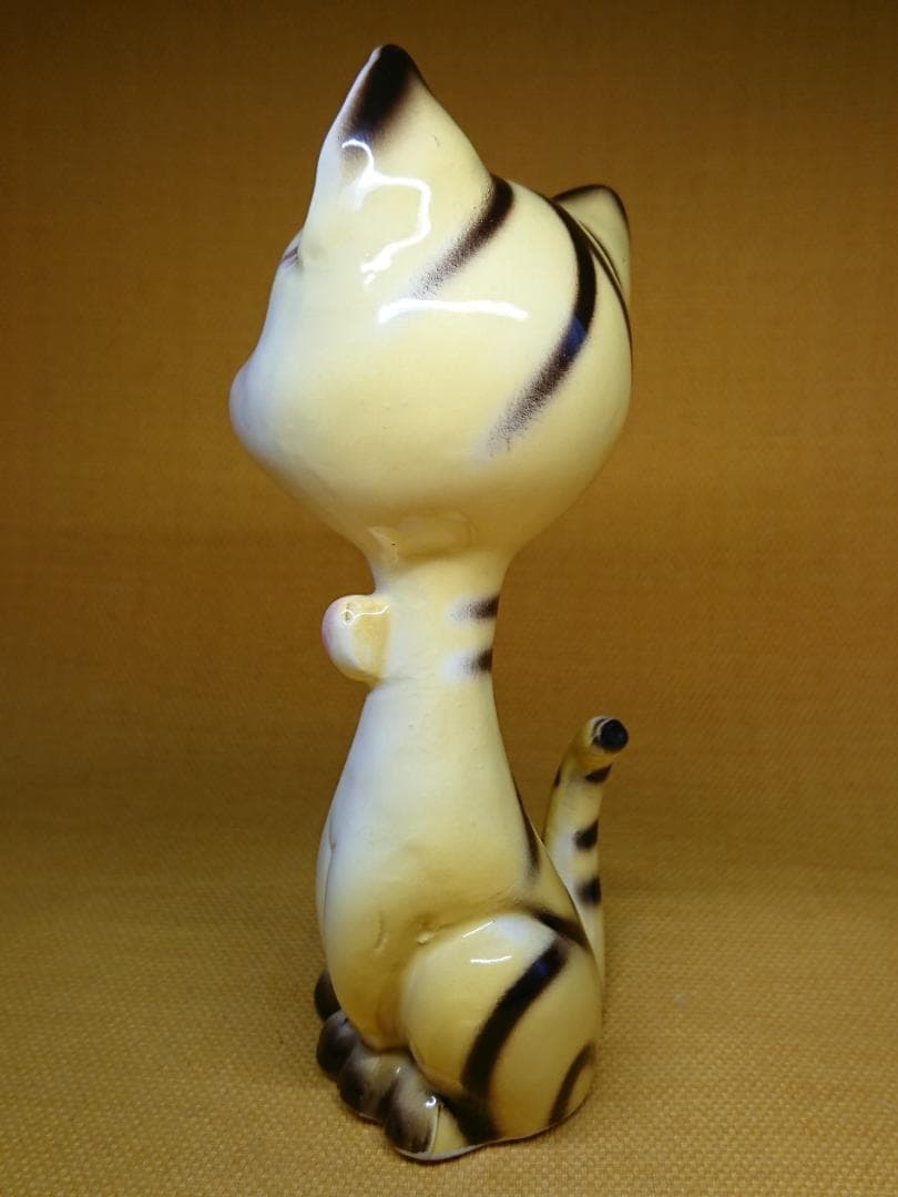 【美品】ねこ　とら　陶器　オブジェ　置物　インテリア　工芸品　美術品　A1235