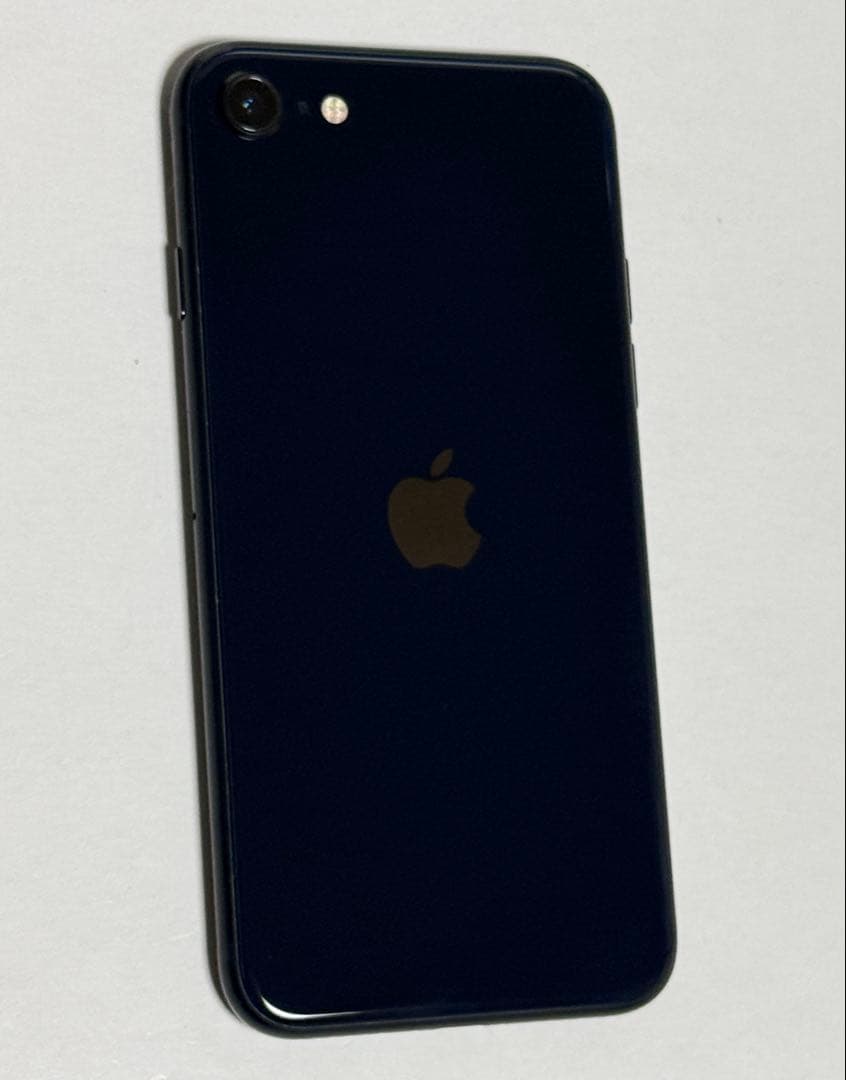 美品　2024年9月購入品　バッテリー100％　iPhone SE 3 64GB