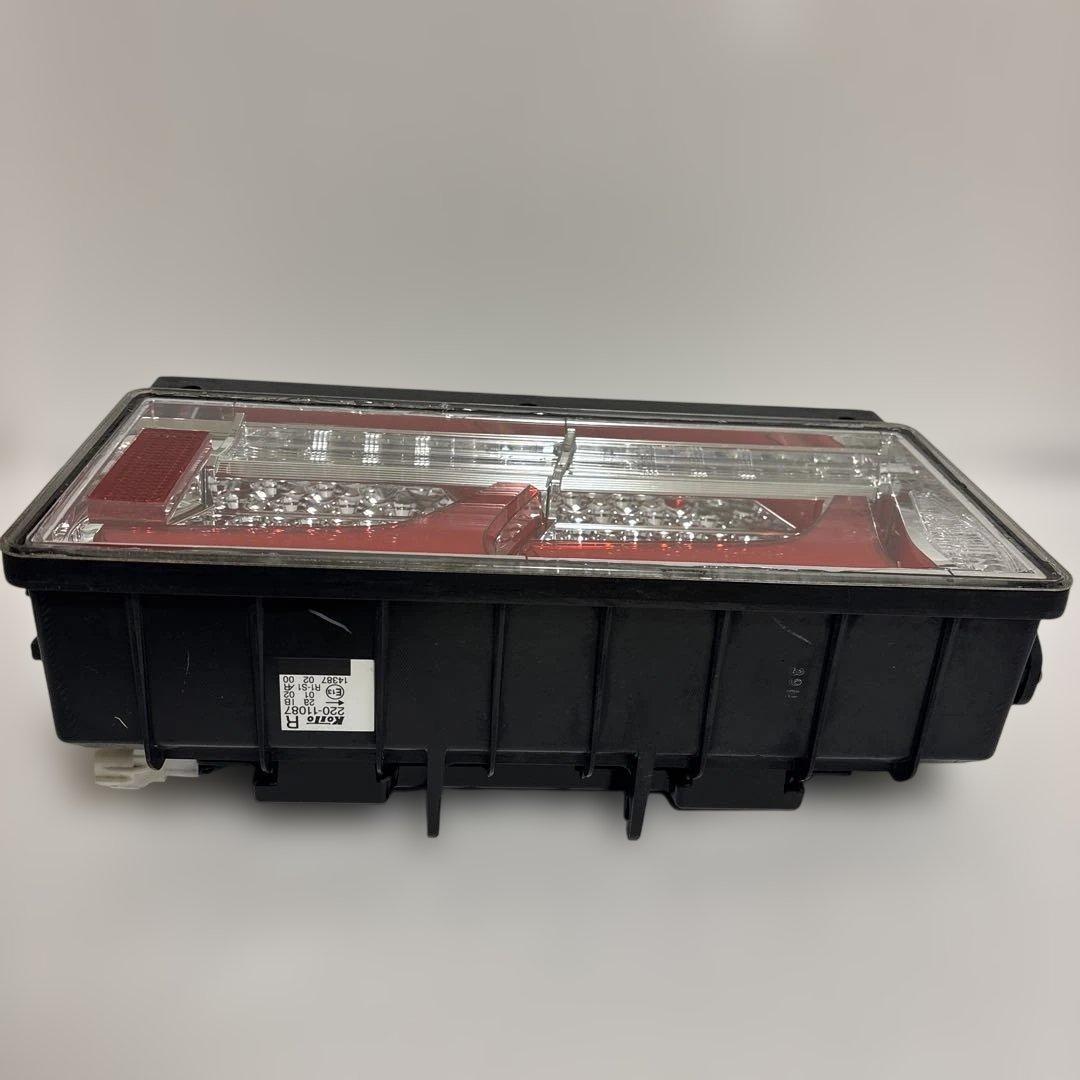 NO32 小糸　トラック用 4t 10t ノーマルタイプ（運転側）右