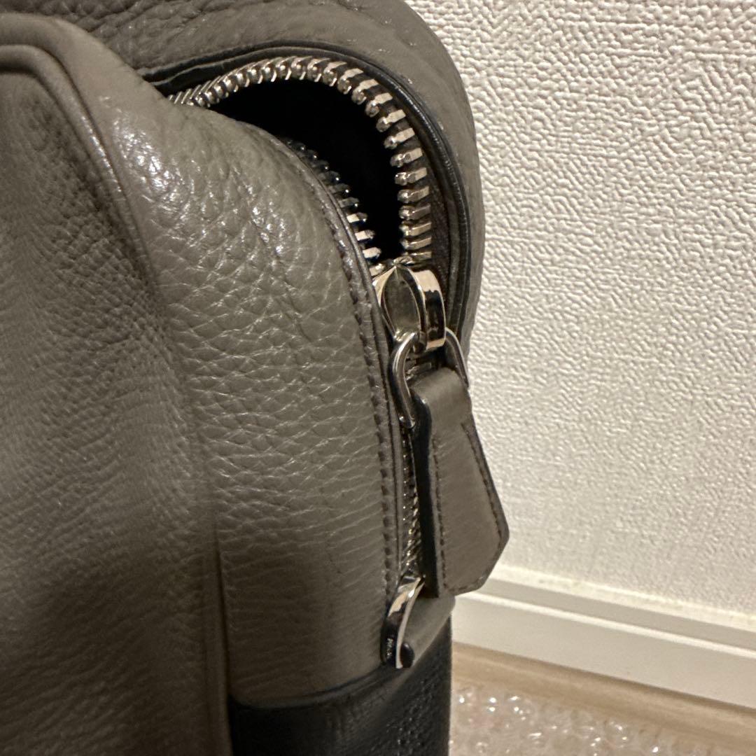 ハンドバッグ　PRADA レザーバッグ　グレー