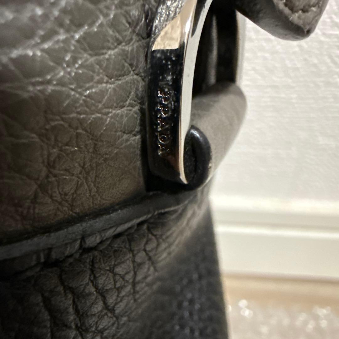 ハンドバッグ　PRADA レザーバッグ　グレー