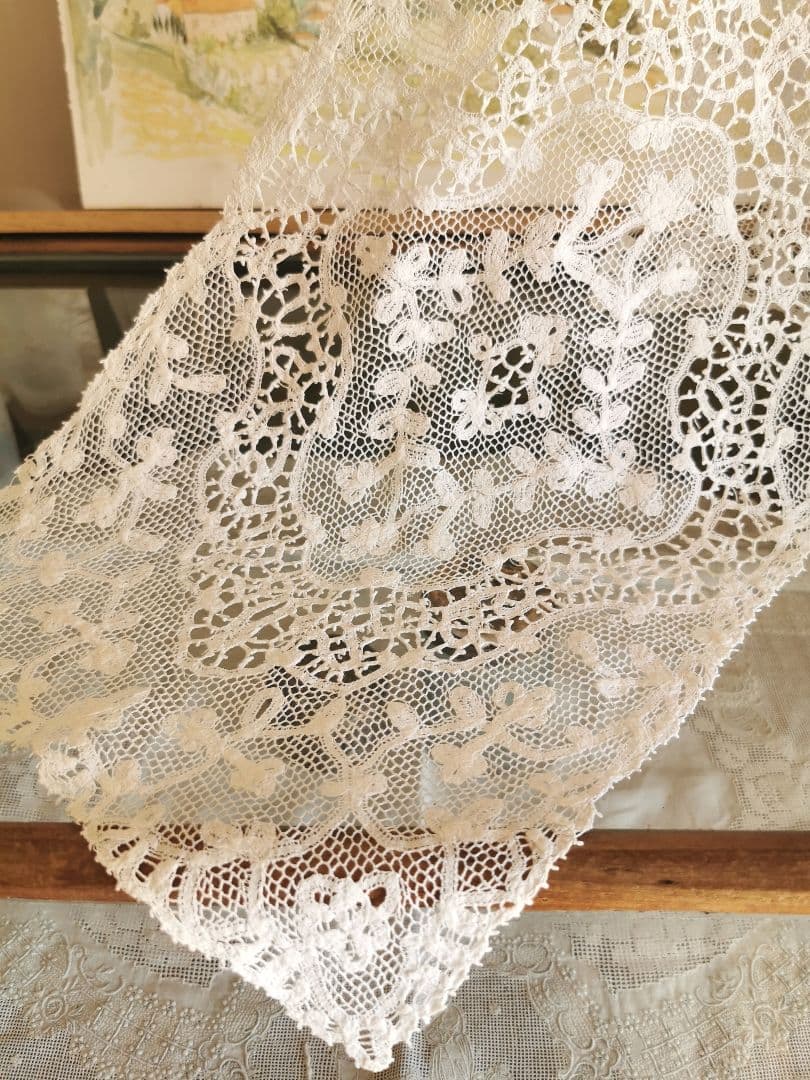 アンティークイタリア 美しい草花紋ミラネーゼ テープ＆ボビンレース 刺繍ランナー