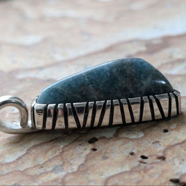 ハンドメイドの入りコン沢トップ　ペンダントトップ　糸魚川翡翠