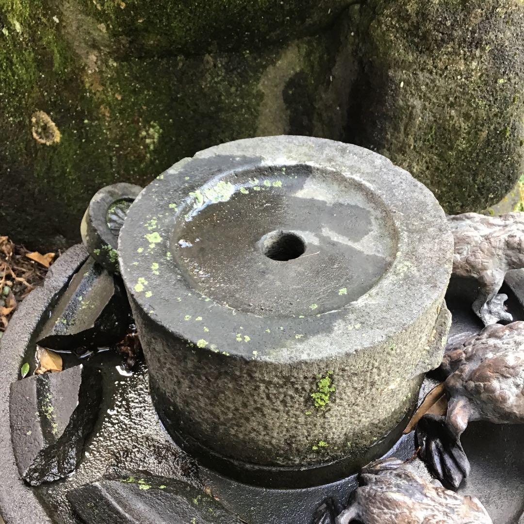 茶引き石臼　破損　庭オブジェ　銅引蛙付