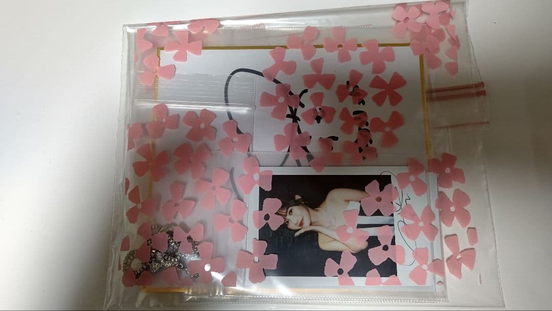 小野六花さんがパチンコ店来店時に着用したブレスレットに色紙とチェキのオマケ付き