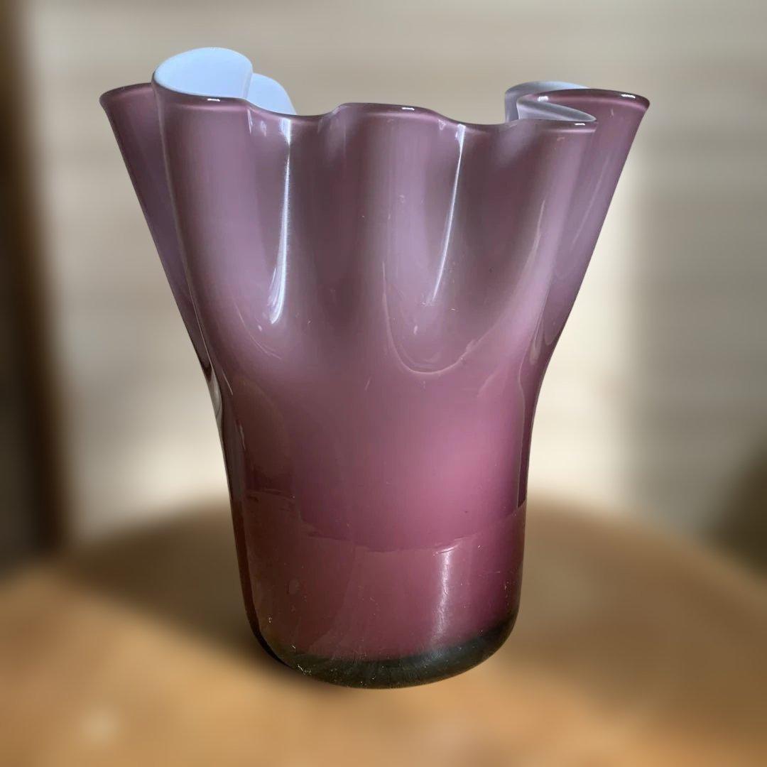 おそらく昭和レトロ！　ひだひだなガラス製フラワーベース・花瓶