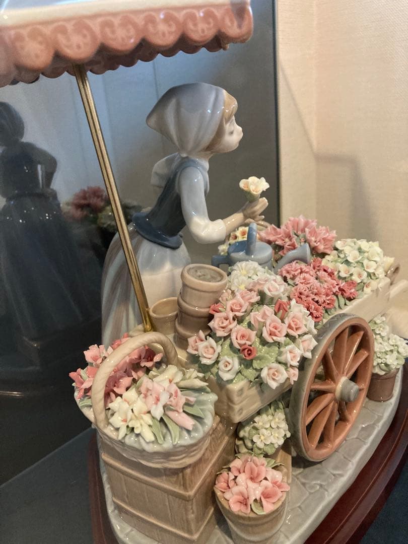 限定値下げ　美品　LLADRO 「公園通りの花屋さん」公式ガラスケース・木製台座