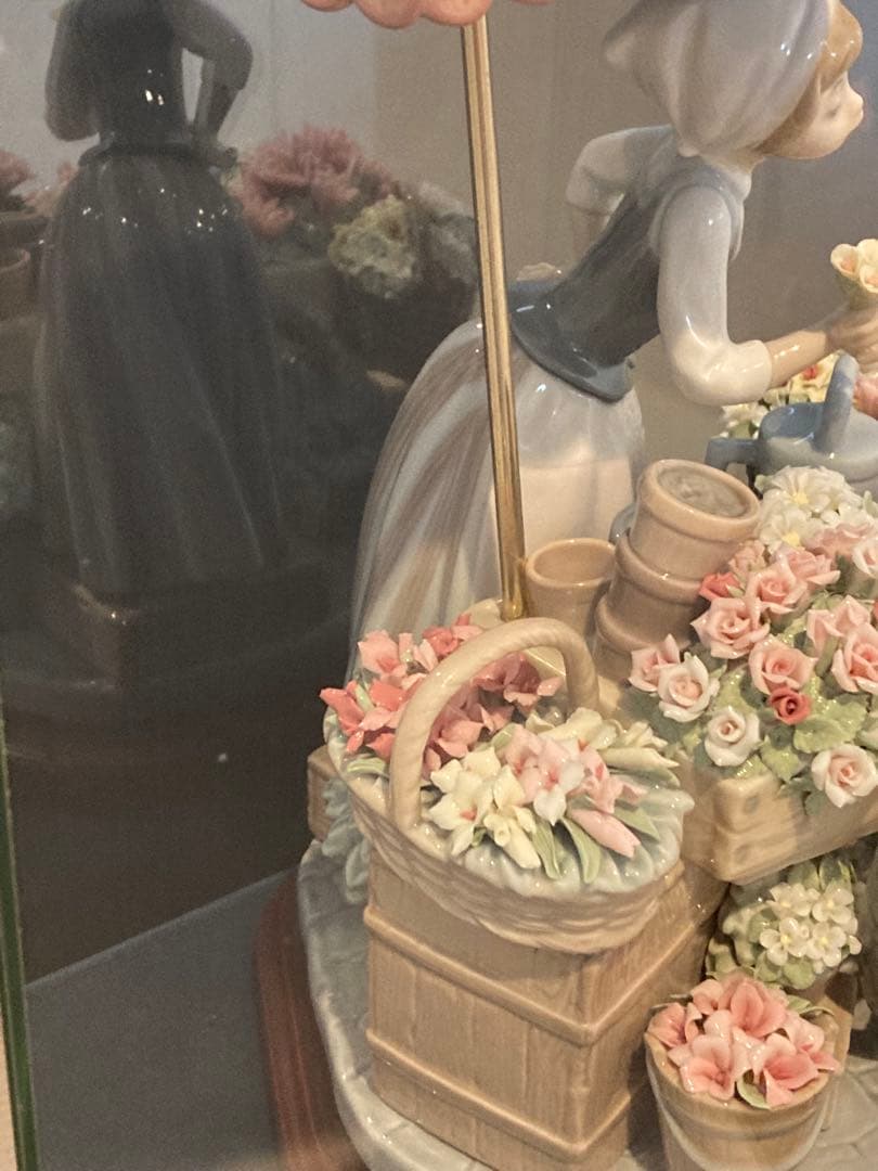 限定値下げ　美品　LLADRO 「公園通りの花屋さん」公式ガラスケース・木製台座