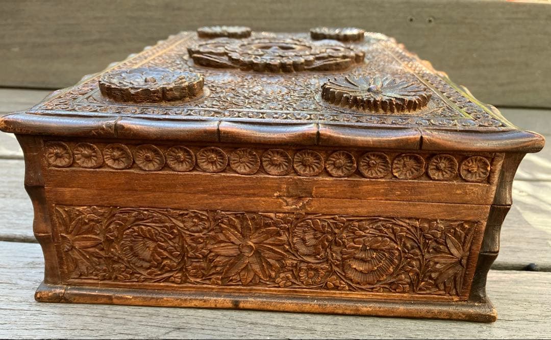 カシミール木製の細密彫刻宝石箱