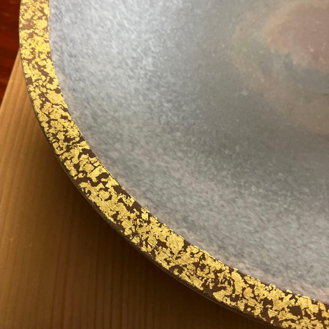 金彩皿「音羽山東哉造」（径３１㌢、高４．６㌢）