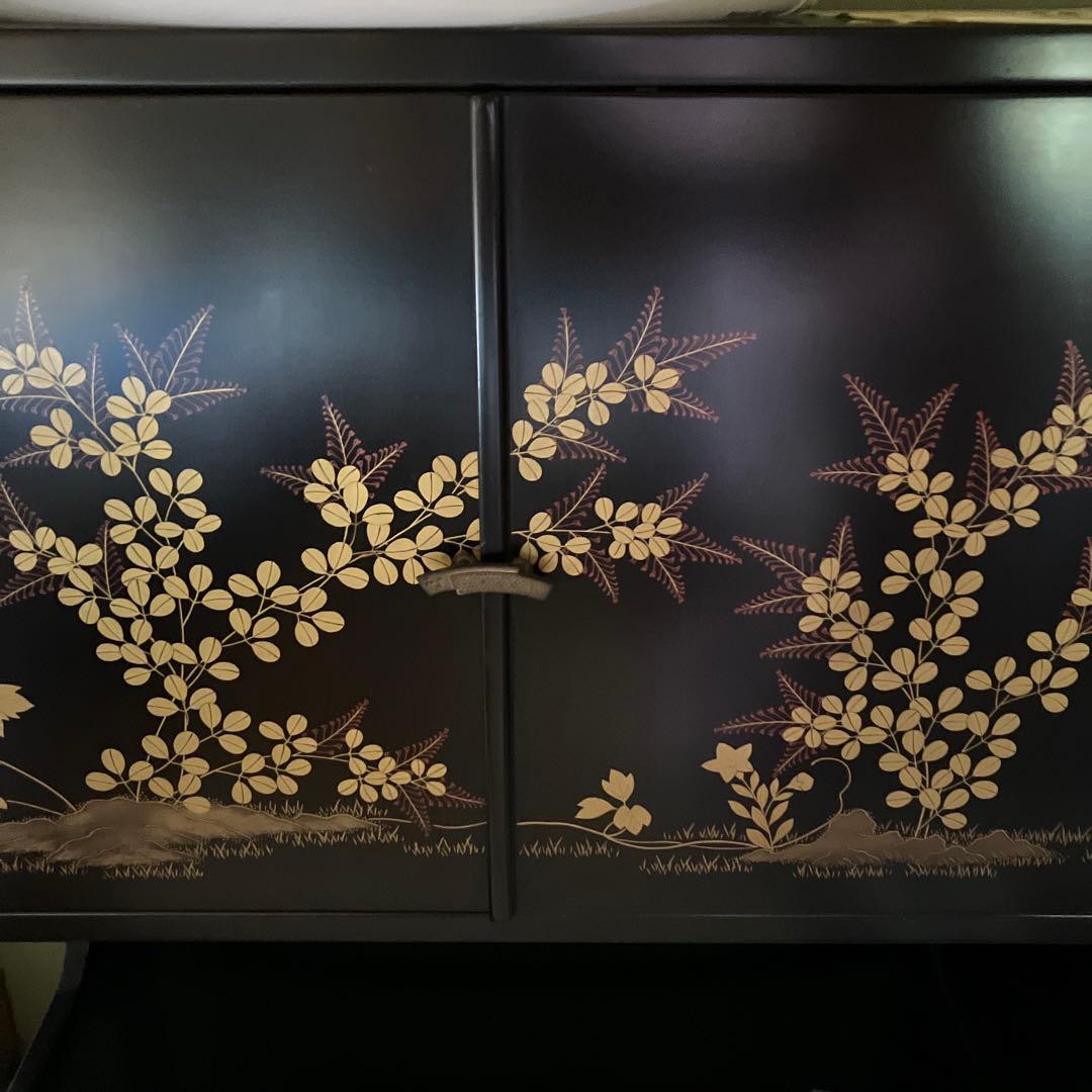 黒い和風収納棚 金色の花柄