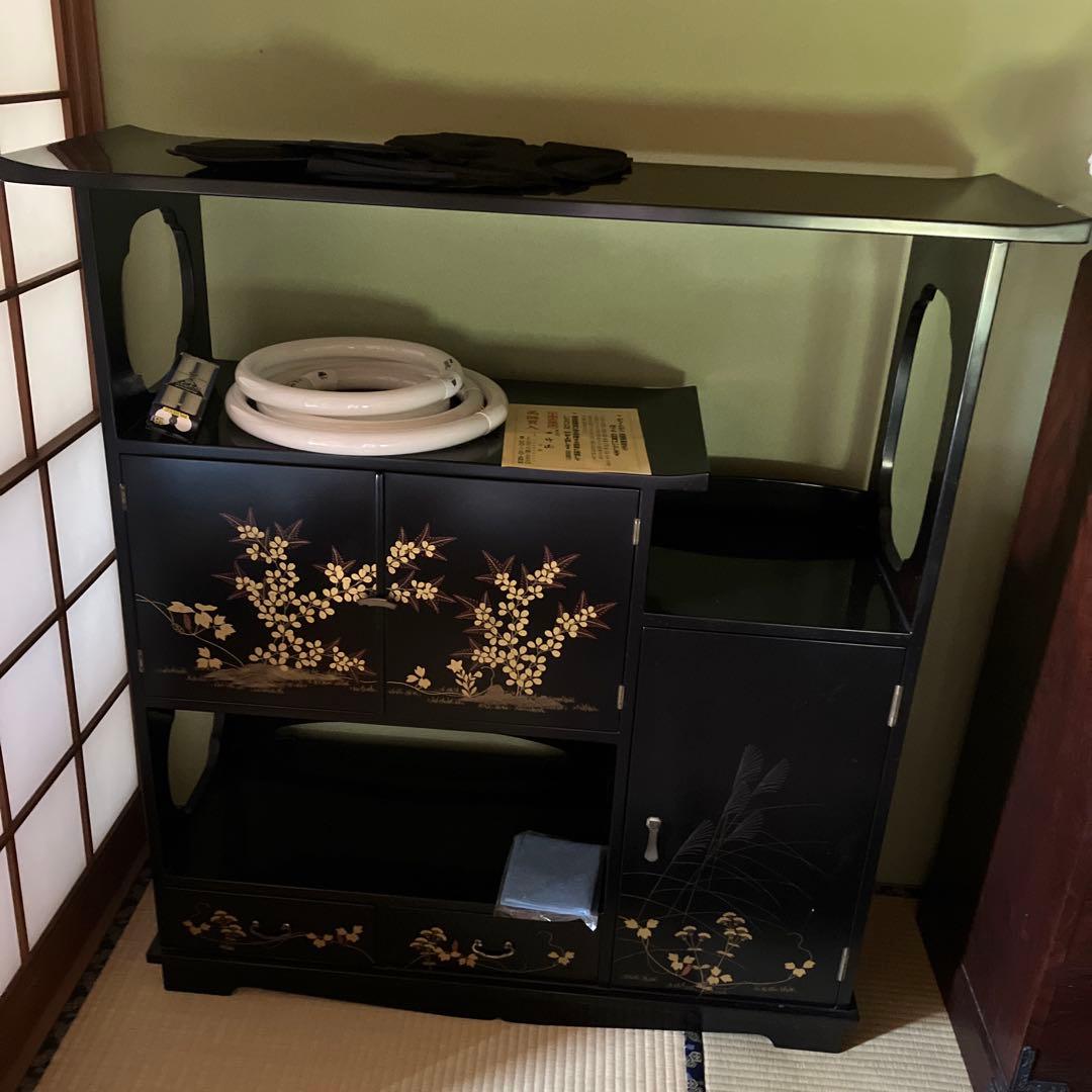 黒い和風収納棚 金色の花柄